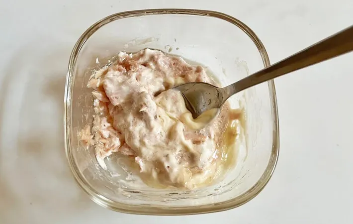 『ツナマヨ入りの玉子焼き』を作る写真（撮影：エニママ）