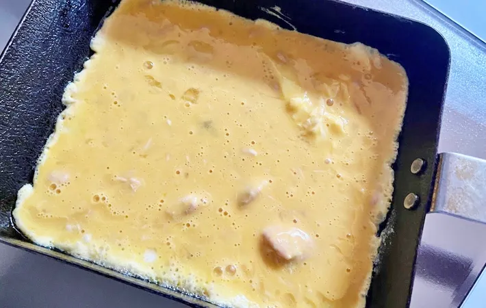 『ツナマヨ入りの玉子焼き』を作る写真（撮影：エニママ）