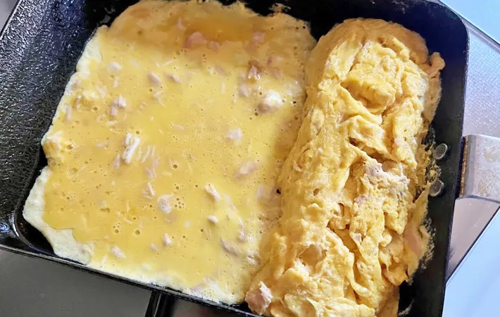 『ツナマヨ入りの玉子焼き』を作る写真（撮影：エニママ）