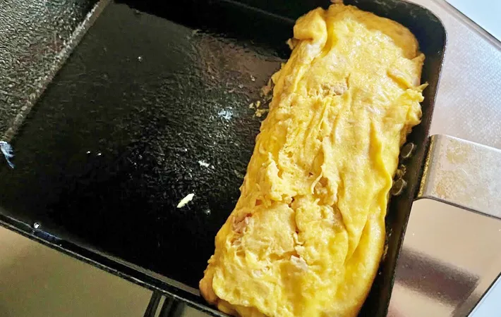 『ツナマヨ入りの玉子焼き』を作る写真（撮影：エニママ）