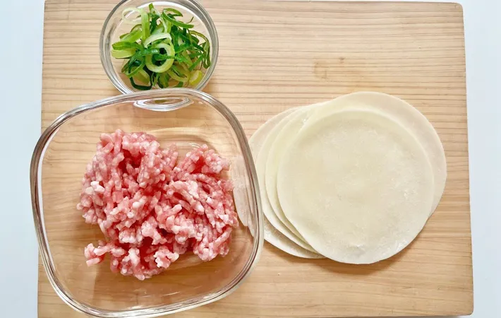 『お手軽ワンタン風スープ』の材料写真（撮影：エニママ）