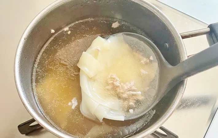 『お手軽ワンタン風スープ』を作る写真（撮影：エニママ）