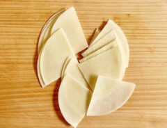 『お手軽ワンタン風スープ』を作る写真（撮影：エニママ）