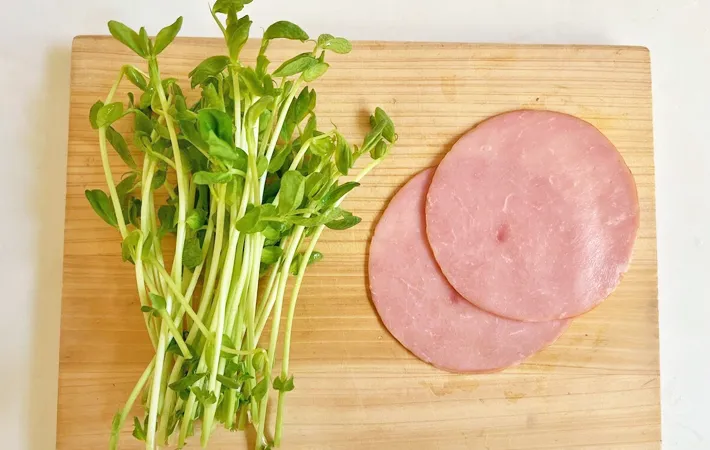 『豆苗入りの玉子焼き』の材料写真（撮影：エニママ）