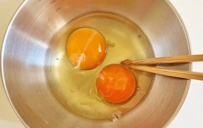 『豆苗入りの玉子焼き』を作る写真（撮影：エニママ）