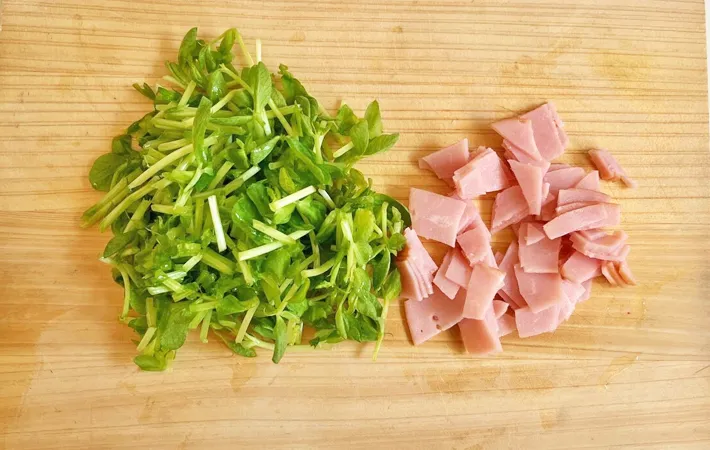 『豆苗入りの玉子焼き』を作る写真（撮影：エニママ）