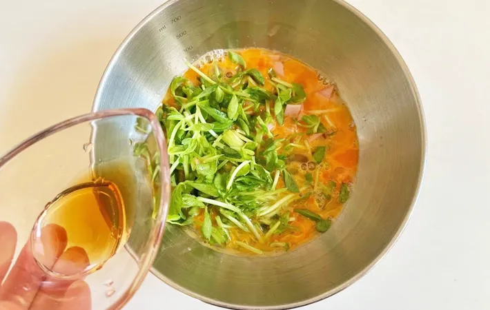 『豆苗入りの玉子焼き』を作る写真（撮影：エニママ）