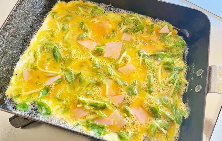 『豆苗入りの玉子焼き』を作る写真（撮影：エニママ）