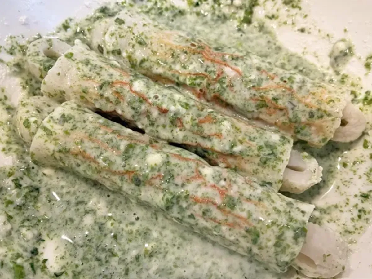 ちくわに衣をつける写真（撮影：エニママ）