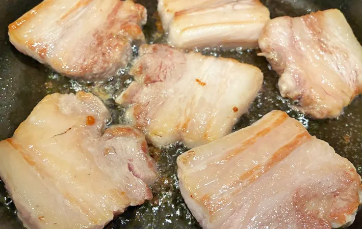 『マーマレードジャム入り豚の角煮』を作る写真（撮影：エニママ）