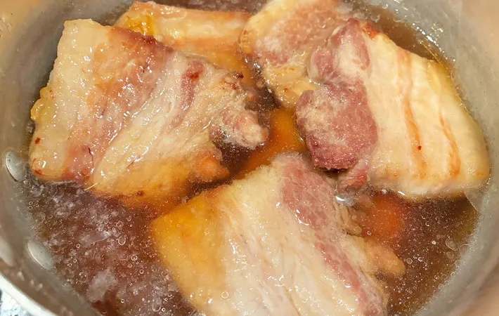 『マーマレードジャム入り豚の角煮』を作る写真（撮影：エニママ）