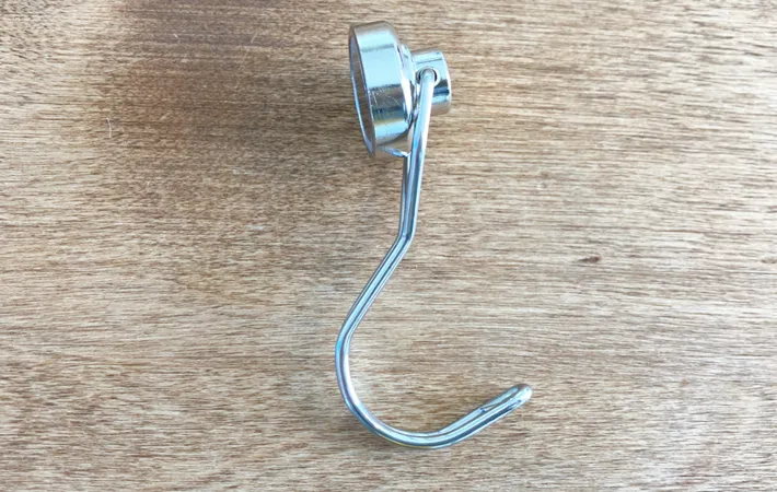 『ダイソー ネオジム磁石フック（M、スイング）』の写真（撮影：エニママ）