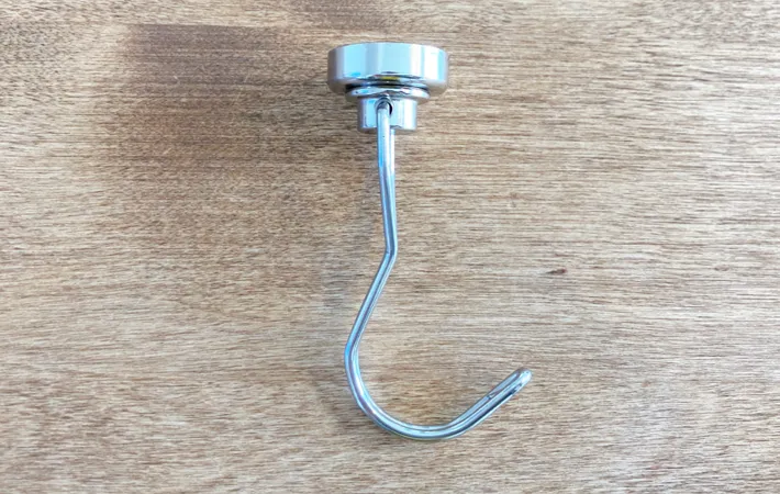 『ダイソー ネオジム磁石フック（M、スイング）』の写真（撮影：エニママ）