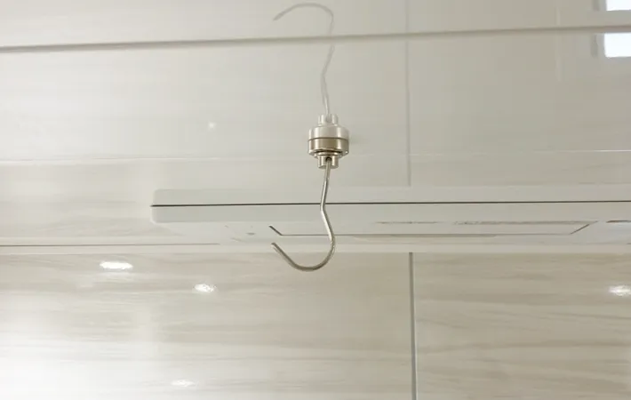 『ダイソー ネオジム磁石フック（M、スイング）』の使用写真（撮影：エニママ）