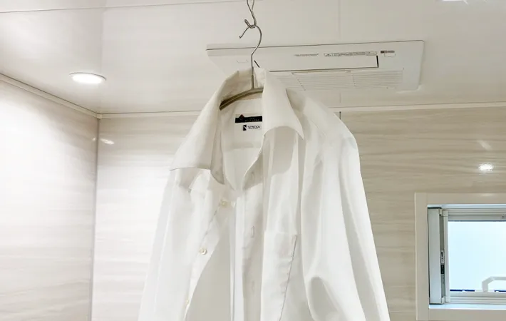 『ダイソー ネオジム磁石フック（M、スイング）』の使用写真（撮影：エニママ）