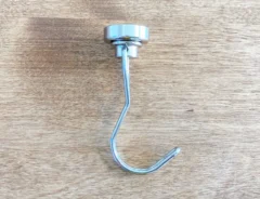 『ダイソー ネオジム磁石フック（M、スイング）』の写真（撮影：エニママ）