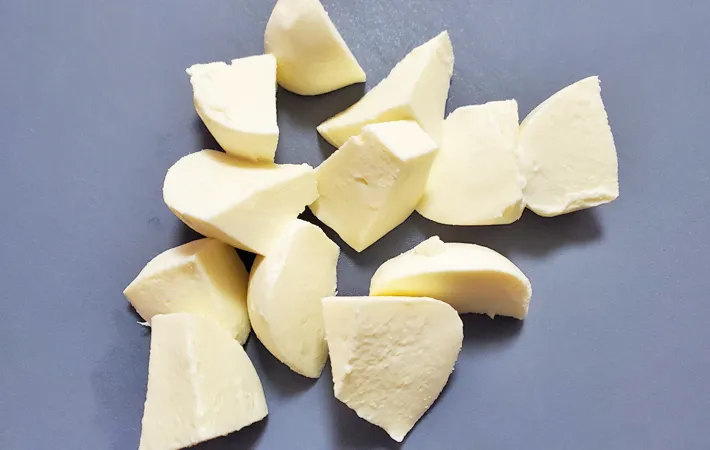 『モッツァレラのきな粉もち風』を作る写真（撮影：エニママ）