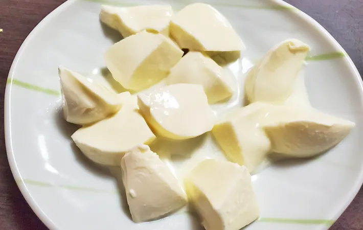 『モッツァレラのきな粉もち風』を作る写真（撮影：エニママ）