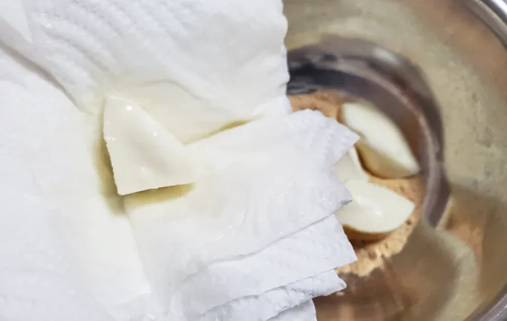 『モッツァレラのきな粉もち風』を作る写真（撮影：エニママ）