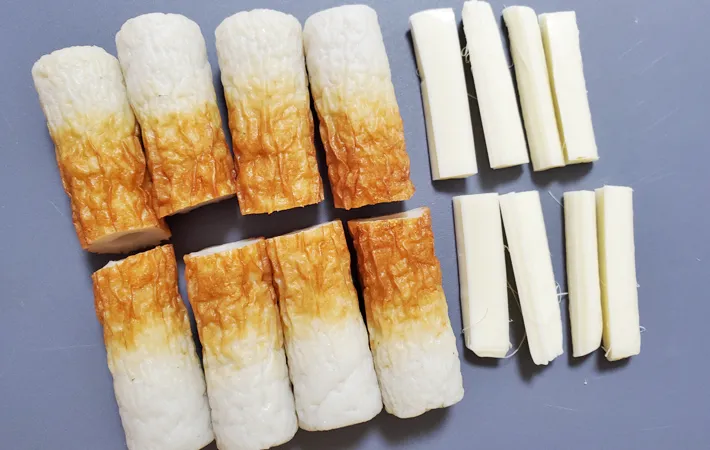 『「さけチー」入り甘辛ちくわ』を作る写真（撮影：エニママ）