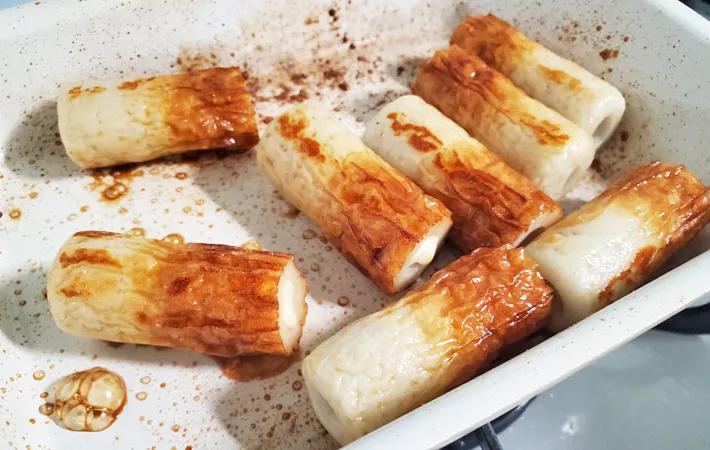 『「さけチー」入り甘辛ちくわ』を作る写真（撮影：エニママ）