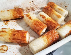 『「さけチー」入り甘辛ちくわ』を作る写真（撮影：エニママ）