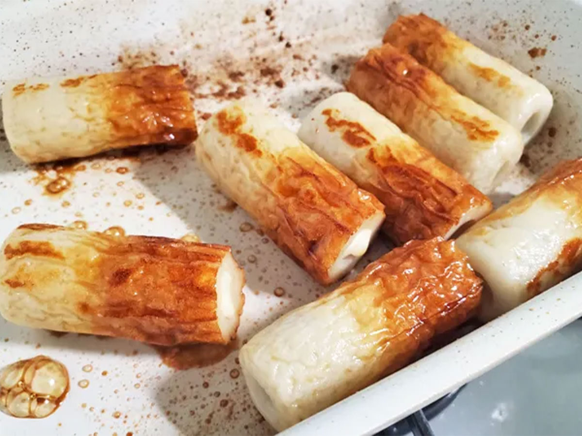 『「さけチー」入り甘辛ちくわ』を作る写真（撮影：エニママ）