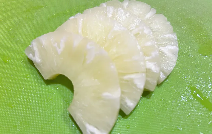 『パイナップルの豚肉巻き』を作る写真（撮影：エニママ）