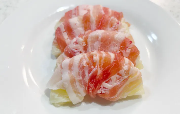 『パイナップルの豚肉巻き』を作る写真（撮影：エニママ）