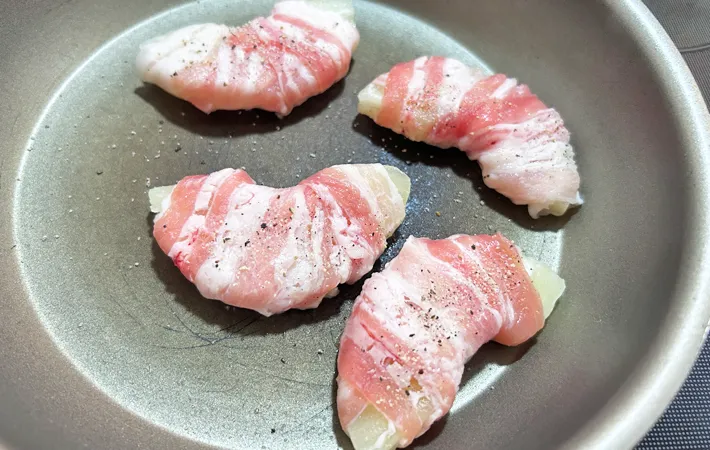 『パイナップルの豚肉巻き』を作る写真（撮影：エニママ）