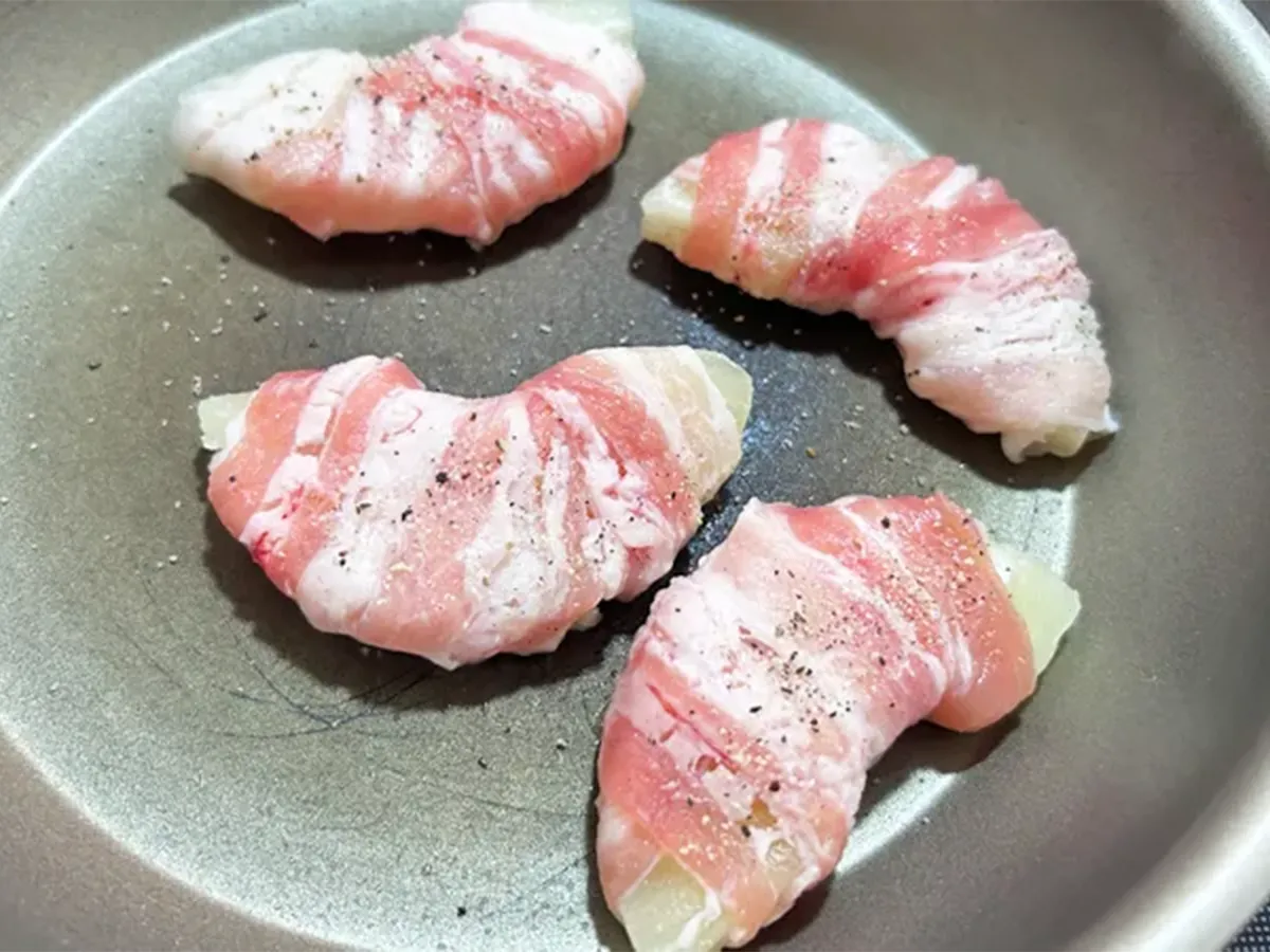 『パイナップルの肉巻き』を焼く写真（撮影：エニママ）