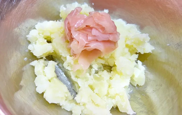 『ガリ入りポテトサラダ』を作る写真（撮影：エニママ）