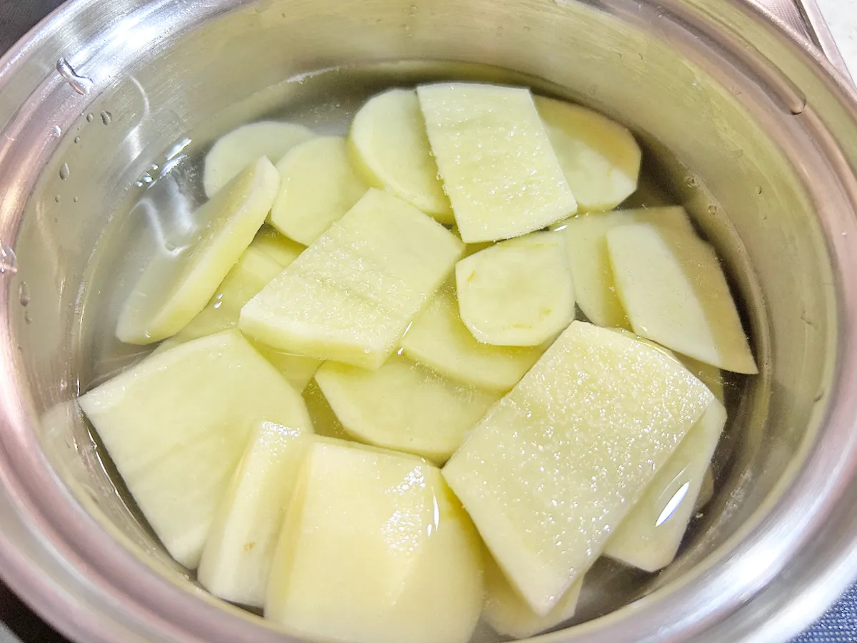 『ガリ入りポテトサラダ』を作る写真（撮影：エニママ）