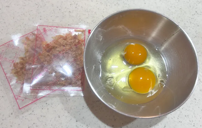 『カツオ節ごと焼くだし巻き玉子』の材料写真（撮影：エニママ）