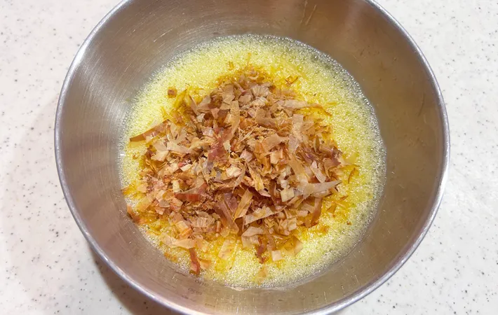 『カツオ節ごと焼くだし巻き玉子』を作る写真（撮影：エニママ）