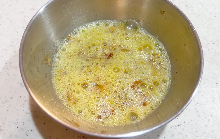 『カツオ節ごと焼くだし巻き玉子』を作る写真（撮影：エニママ）