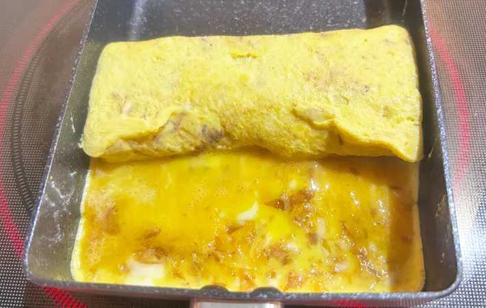 『カツオ節ごと焼くだし巻き玉子』を作る写真（撮影：エニママ）