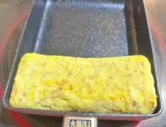 『カツオ節ごと焼くだし巻き玉子』を作る写真（撮影：エニママ）