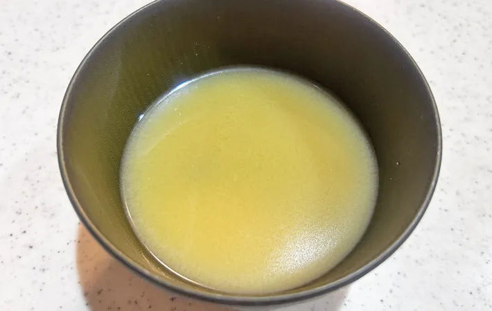 『即席みそ汁入り玉子焼き』を作る写真（撮影：エニママ）