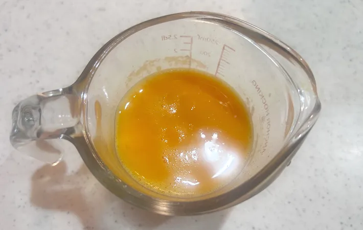 『即席みそ汁入り玉子焼き』を作る写真（撮影：エニママ）