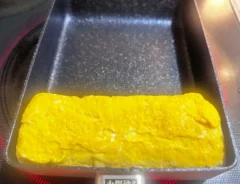 『即席みそ汁入り玉子焼き』を作る写真（撮影：エニママ）