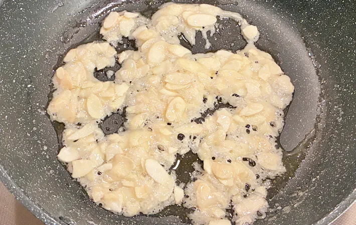 『ココナッツサブレで激うまフロランタン』を作る写真（撮影：エニママ）