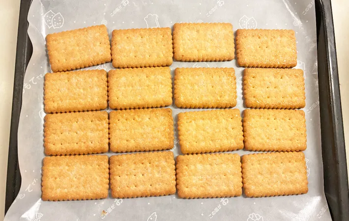 『ココナッツサブレで激うまフロランタン』を作る写真（撮影：エニママ）