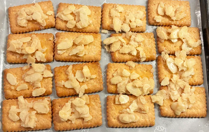 『ココナッツサブレで激うまフロランタン』を作る写真（撮影：エニママ）