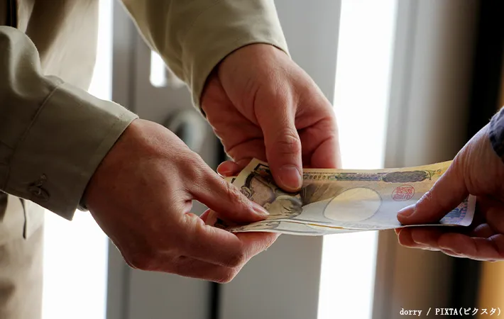 現金を受け取るイメージ写真