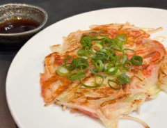 新たまねぎとカニカマのチーズ焼きの写真（画像提供：JAあわじ島）