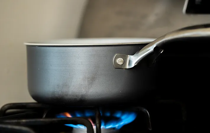 加熱している鍋の写真