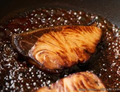 魚を煮ている写真