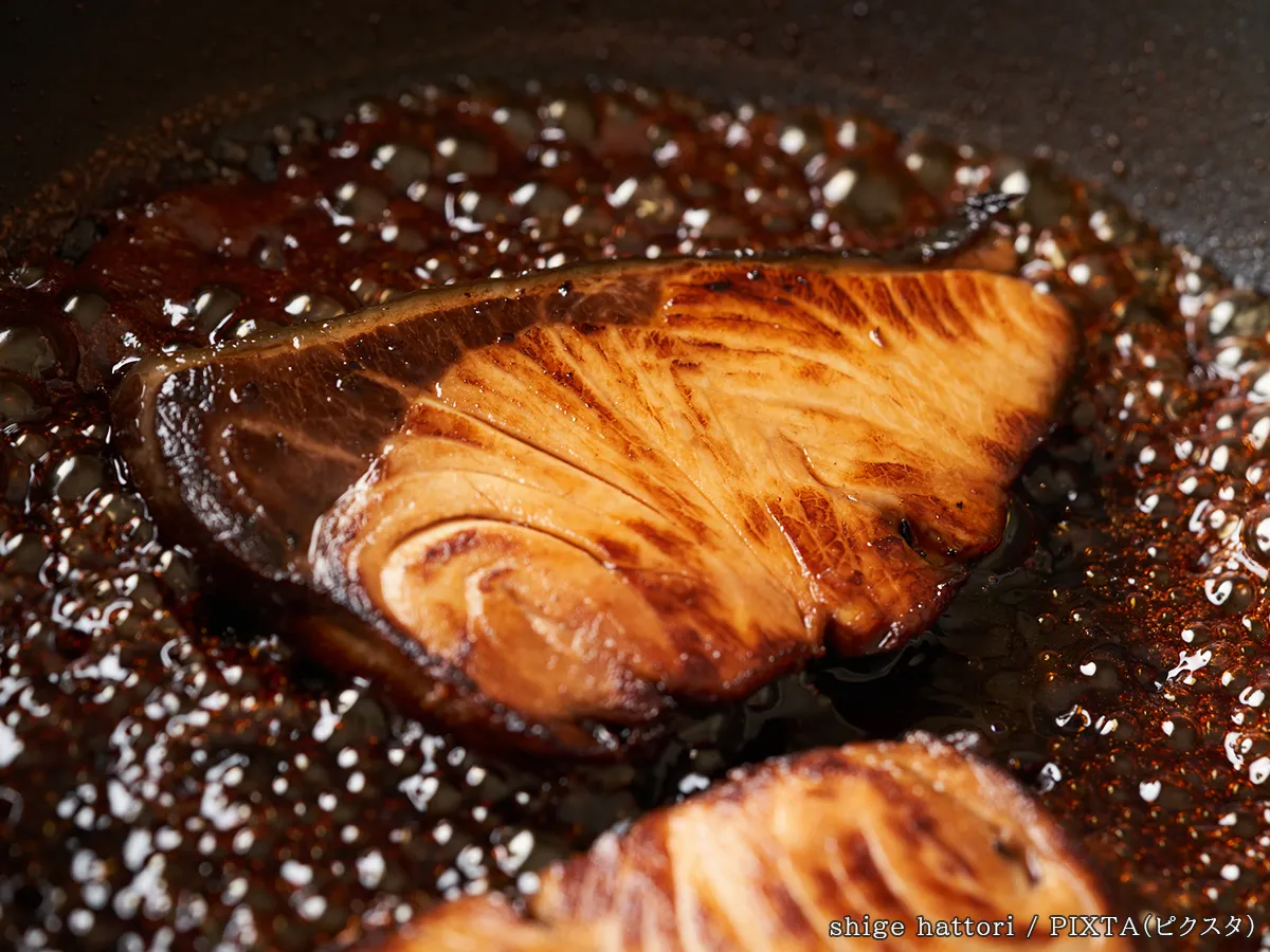 魚を煮ている写真