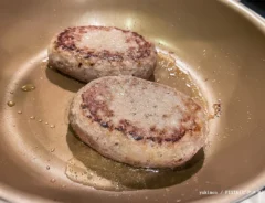 ハンバーグを焼く写真